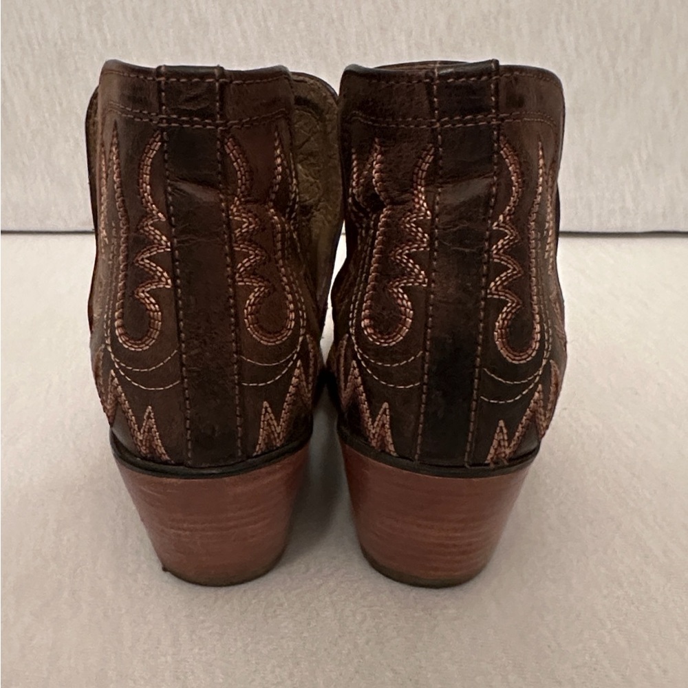 Ariat Women’s Size 6.5 Dixon Weathered Ankle Western Bootie Cut Out Side Panels - Picture 6 of 11